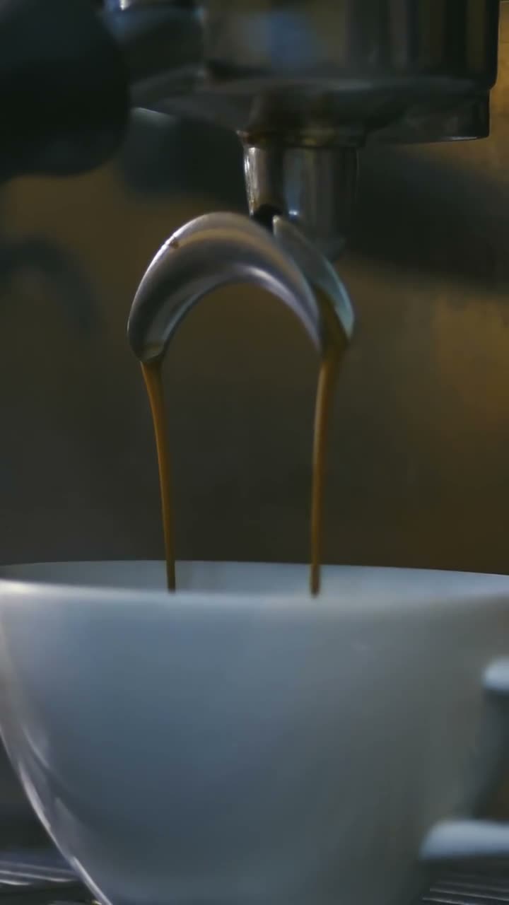 Kohvimasin valmistab värsket espressot valgesse tassi